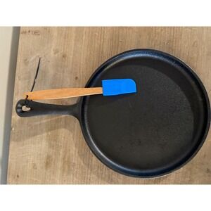 Galerie Cast Iron Round Griddle Pan with Hershey Kisses Mini Silicone Spatula